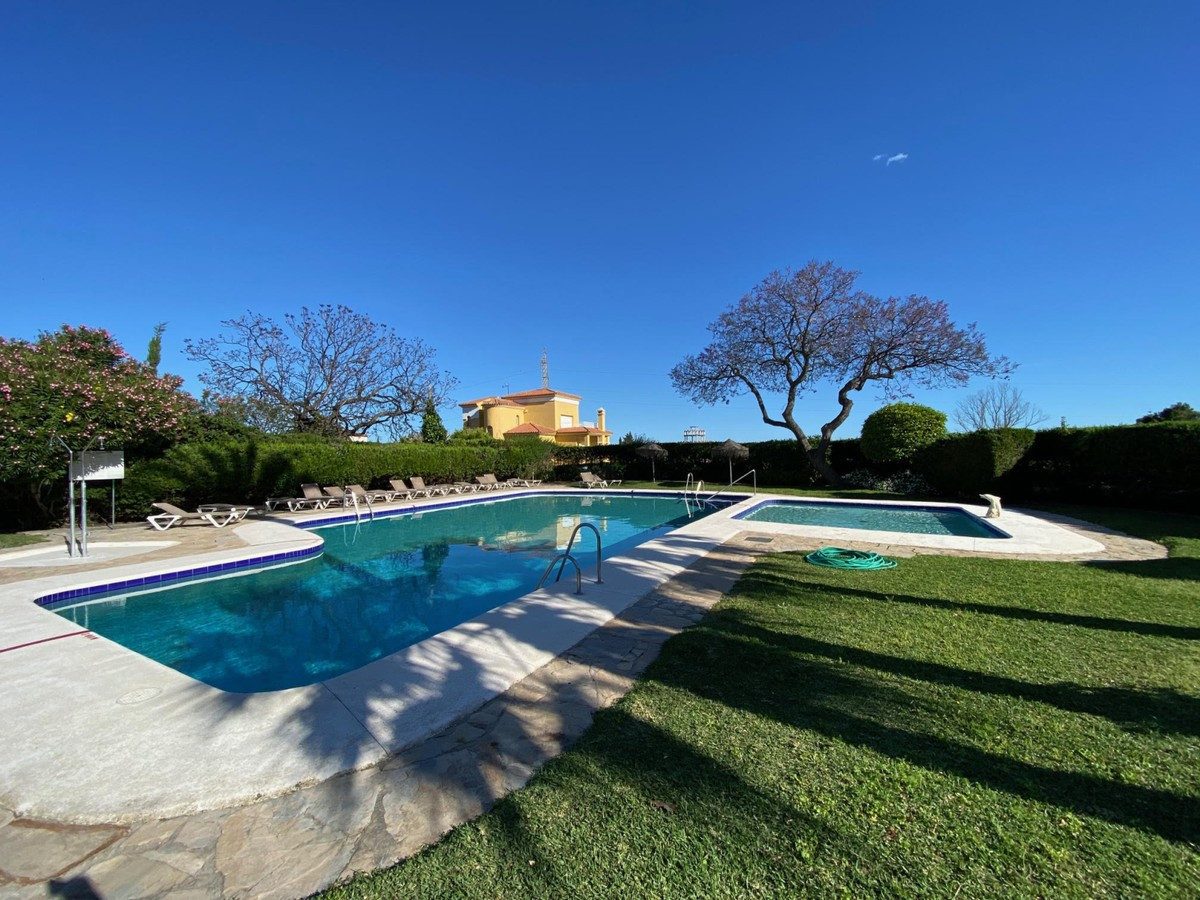 Middle Floor Apartment in Estepona, Costa del Sol – 2 beds – 289000 € - photo 2 of 36
