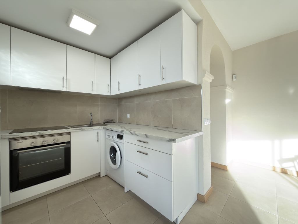 Middle Floor Apartment in Estepona, Costa del Sol – 2 beds – 289000 € - photo 3 of 36