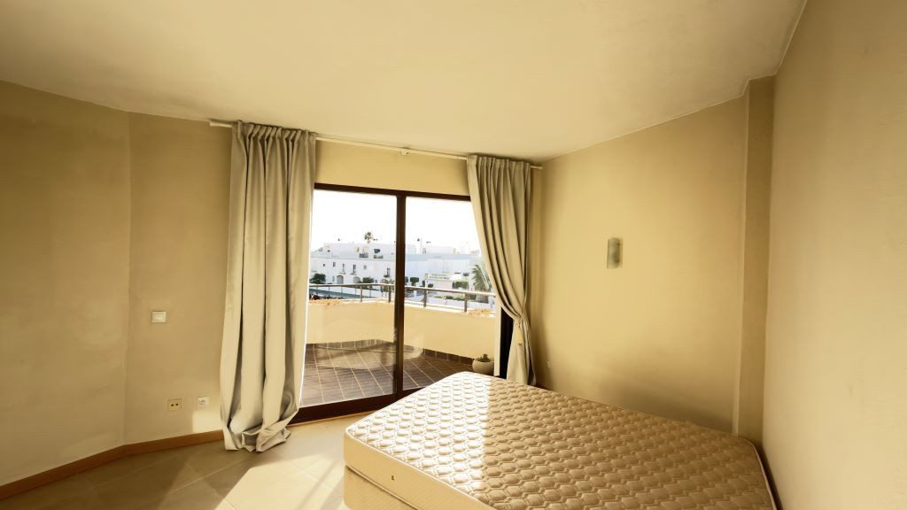 Middle Floor Apartment in Estepona, Costa del Sol – 2 beds – 289000 € - photo 5 of 36