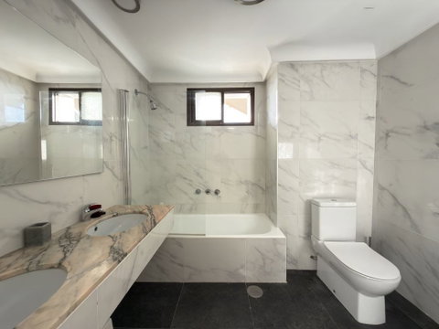 Middle Floor Apartment in Estepona, Costa del Sol – 2 beds – 289000 € - photo 8 of 36