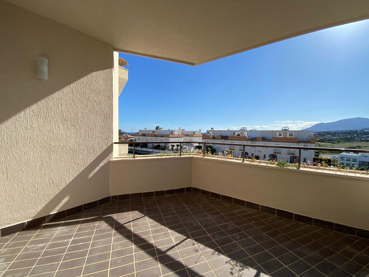 Middle Floor Apartment in Estepona, Costa del Sol – 2 beds – 289000 € - photo 9 of 36