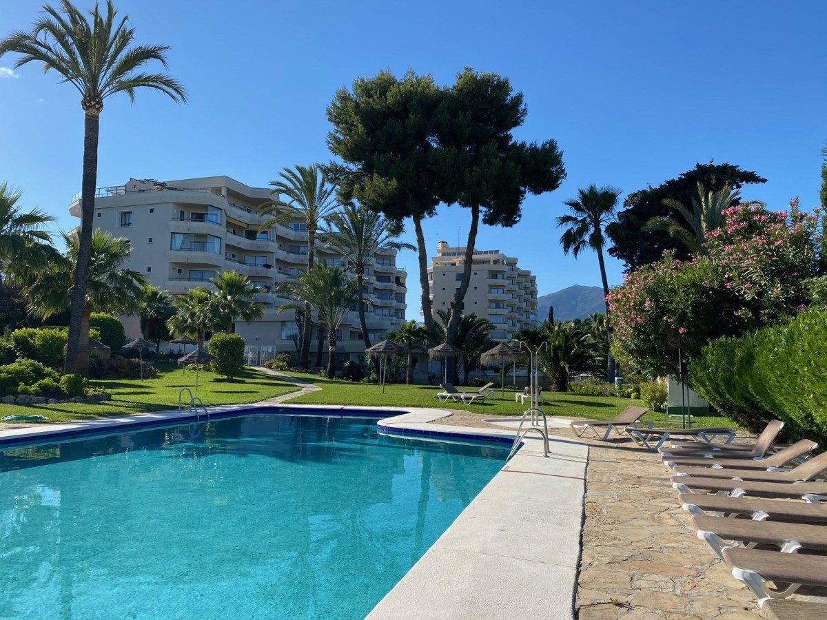 Middle Floor Apartment in Estepona, Costa del Sol – 2 beds – 289000 € - photo 10 of 36