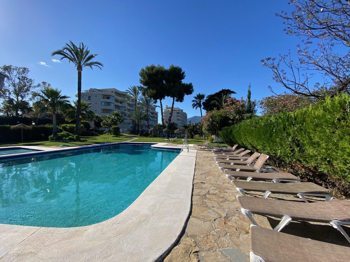 Middle Floor Apartment in Estepona, Costa del Sol – 2 beds – 289000 € - photo 11 of 36