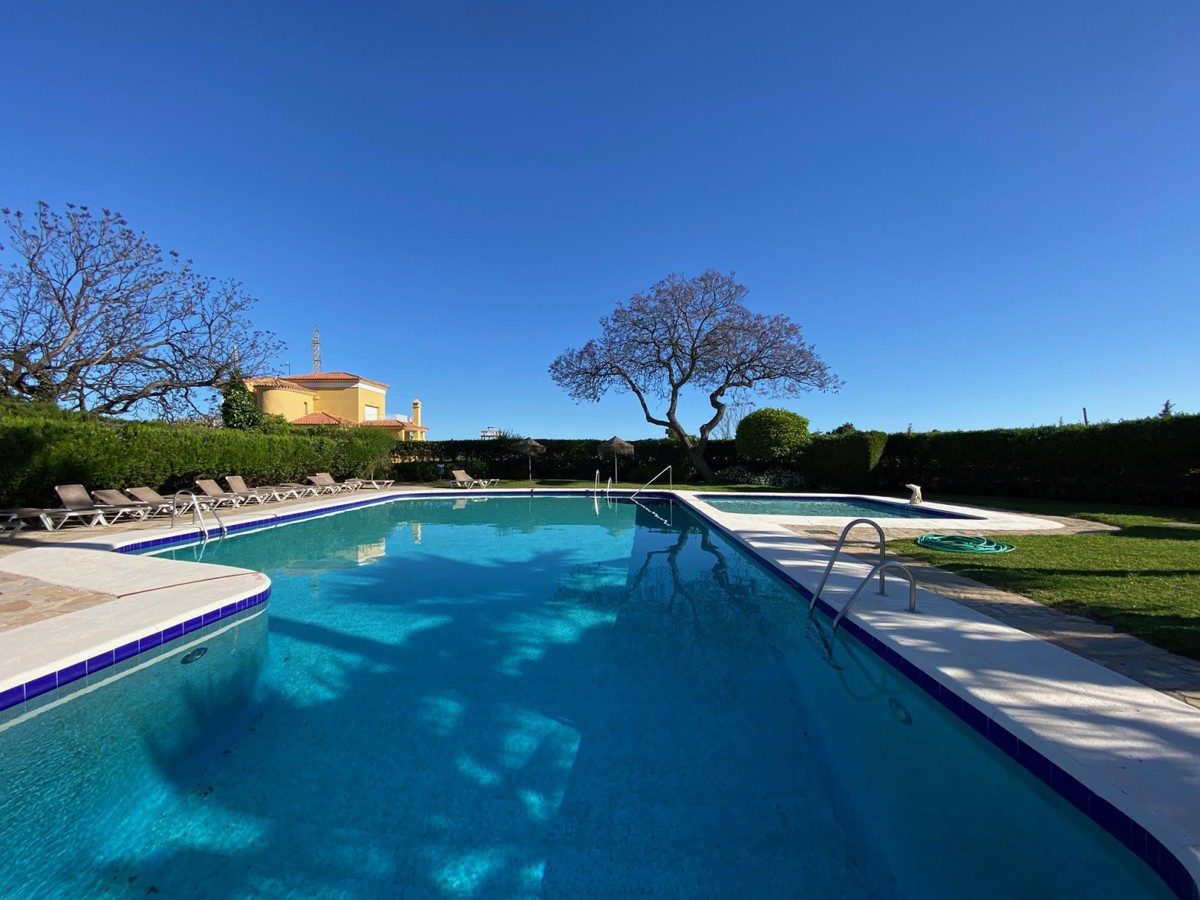 Middle Floor Apartment in Estepona, Costa del Sol – 2 beds – 289000 € - photo 12 of 36