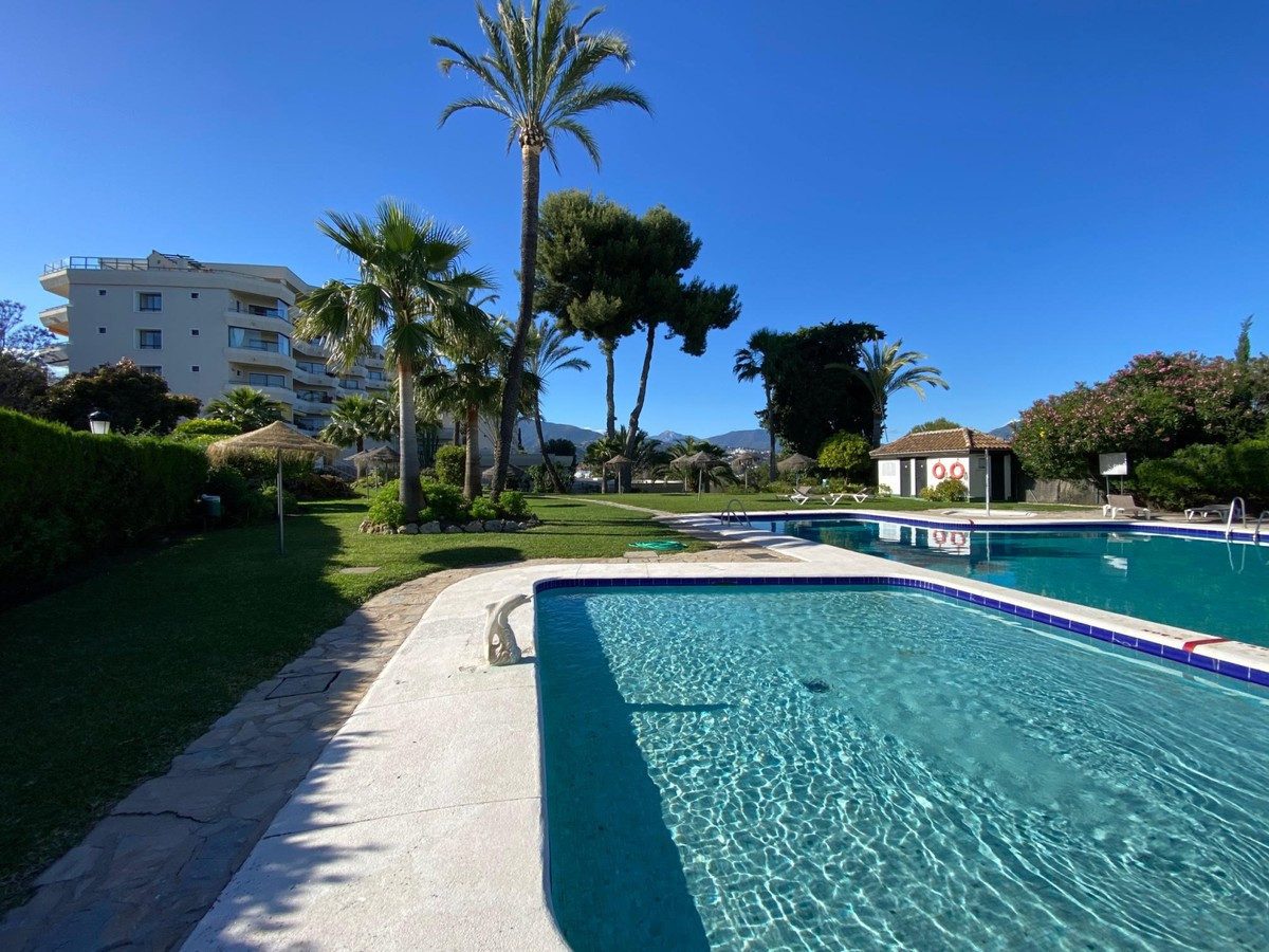 Middle Floor Apartment in Estepona, Costa del Sol – 2 beds – 289000 € - photo 13 of 36