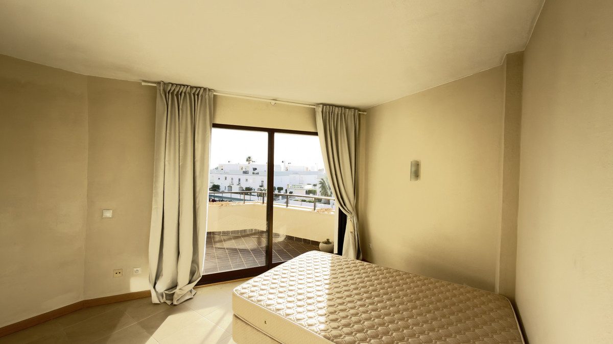 Middle Floor Apartment in Estepona, Costa del Sol – 2 beds – 289000 € - photo 16 of 36