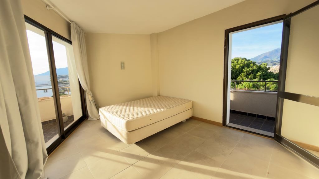 Middle Floor Apartment in Estepona, Costa del Sol – 2 beds – 289000 € - photo 18 of 36