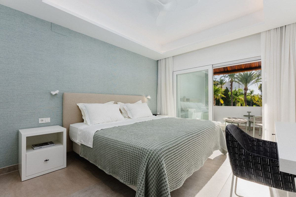 Middle Floor Apartment in Marbella, Costa del Sol – 3 beds – 1950000 € - photo 11 of 43
