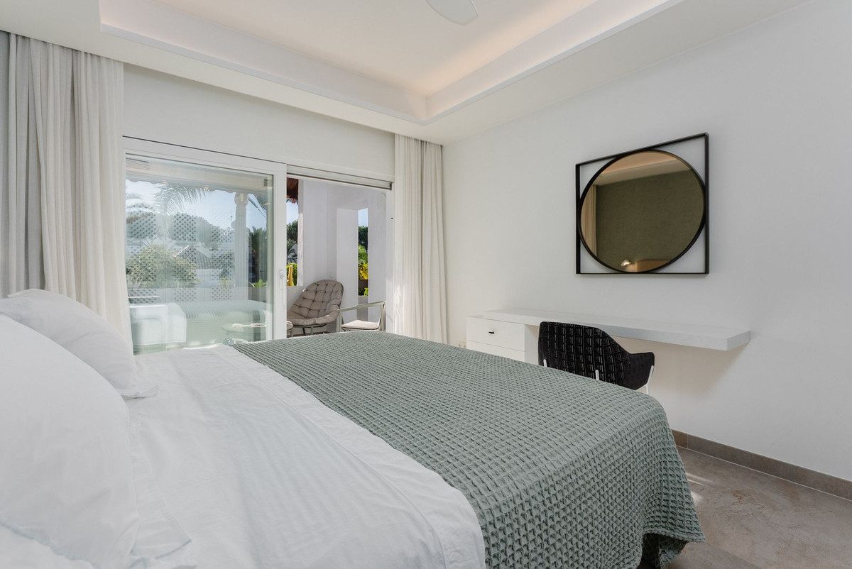 Middle Floor Apartment in Marbella, Costa del Sol – 3 beds – 1950000 € - photo 13 of 43