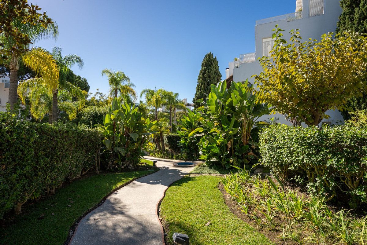 Middle Floor Apartment in Marbella, Costa del Sol – 3 beds – 1950000 € - photo 32 of 43