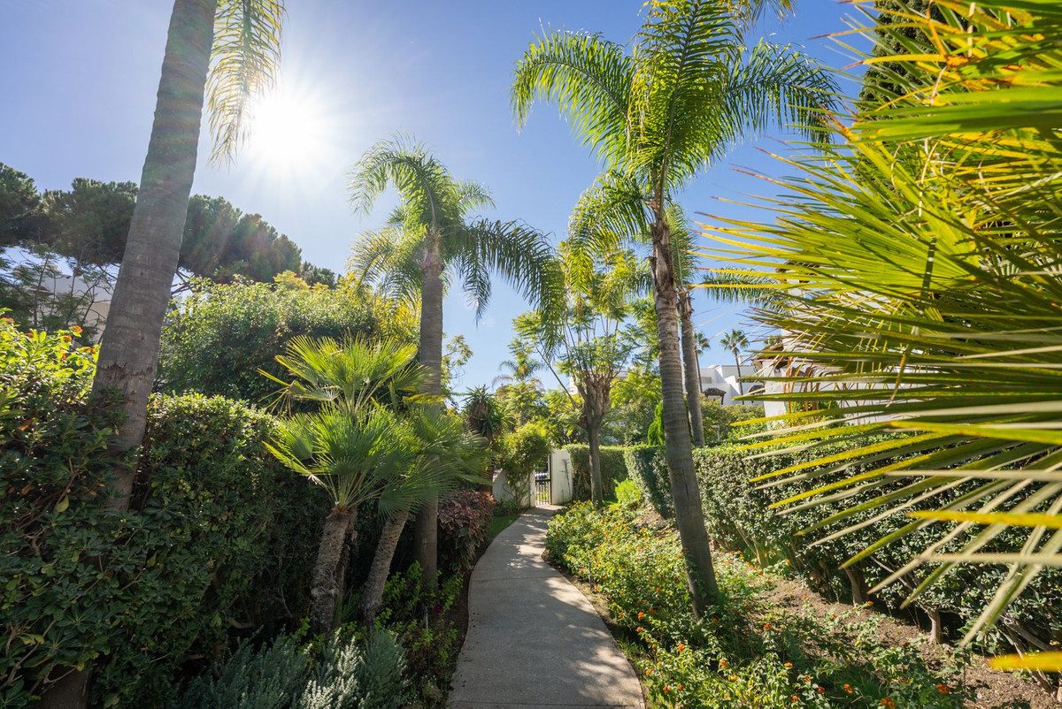 Middle Floor Apartment in Marbella, Costa del Sol – 3 beds – 1950000 € - photo 33 of 43