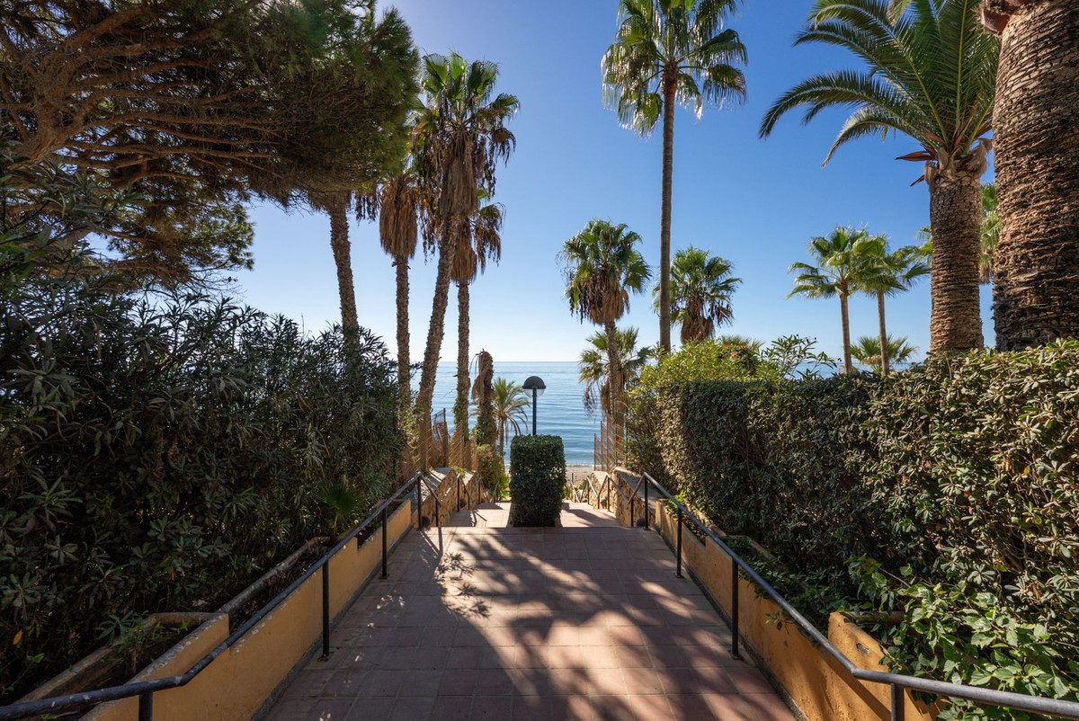 Middle Floor Apartment in Marbella, Costa del Sol – 3 beds – 1950000 € - photo 35 of 43