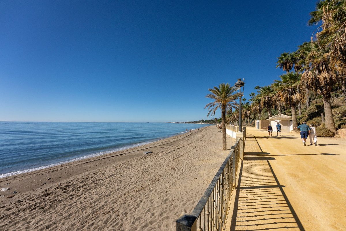Middle Floor Apartment in Marbella, Costa del Sol – 3 beds – 1950000 € - photo 36 of 43