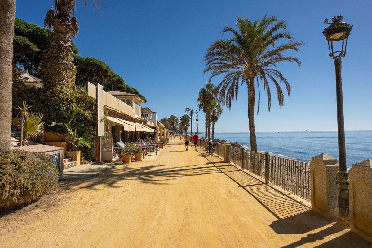 Middle Floor Apartment in Marbella, Costa del Sol – 3 beds – 1950000 € - photo 38 of 43