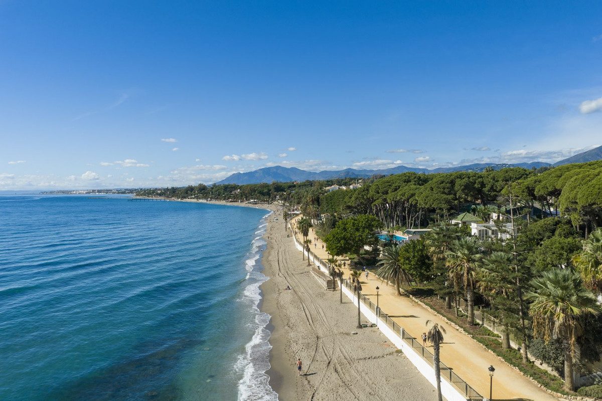 Middle Floor Apartment in Marbella, Costa del Sol – 3 beds – 1950000 € - photo 42 of 43