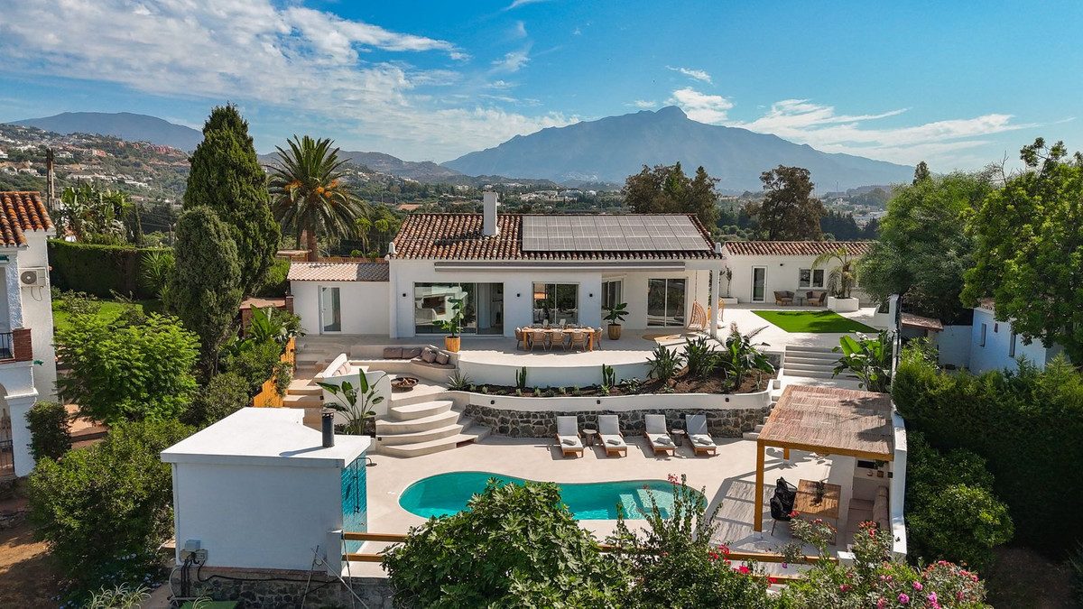 Detached Villa in Marbella, Costa del Sol – 4 beds – 1695000 € - photo 1 of 31