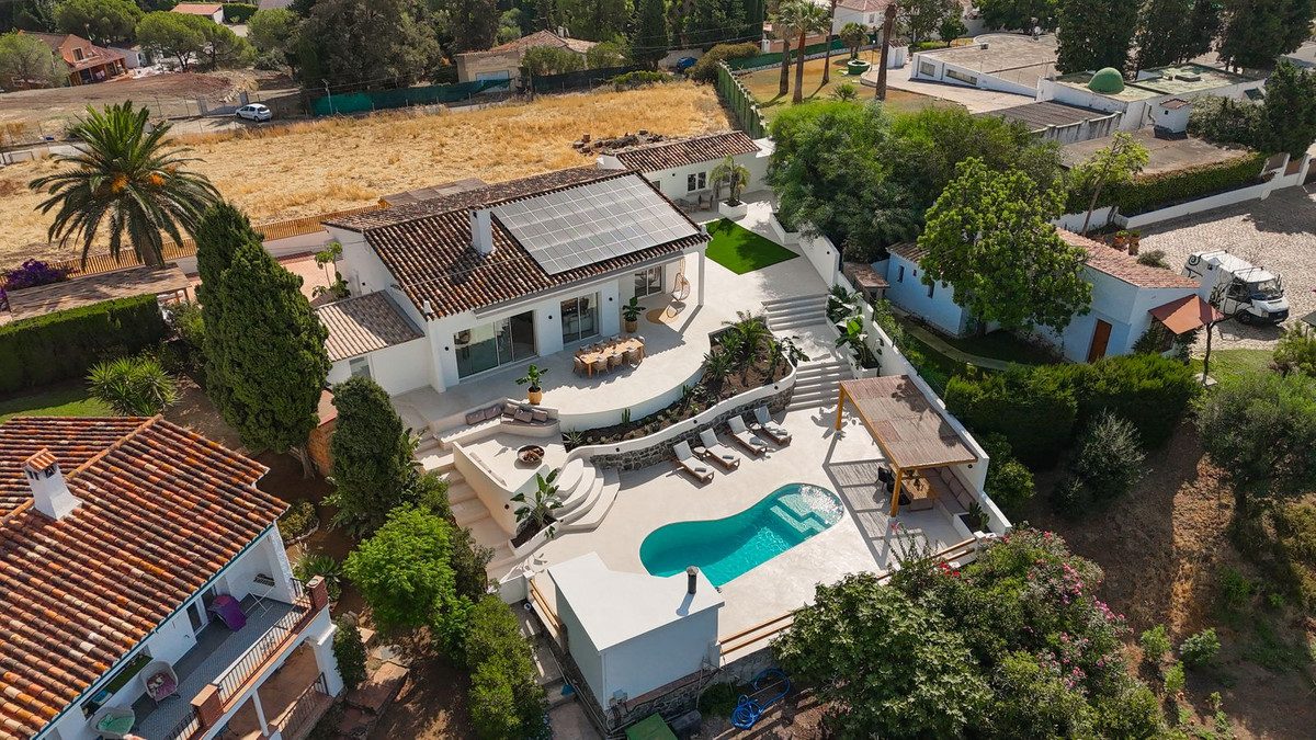 Detached Villa in Marbella, Costa del Sol – 4 beds – 1695000 € - photo 2 of 31
