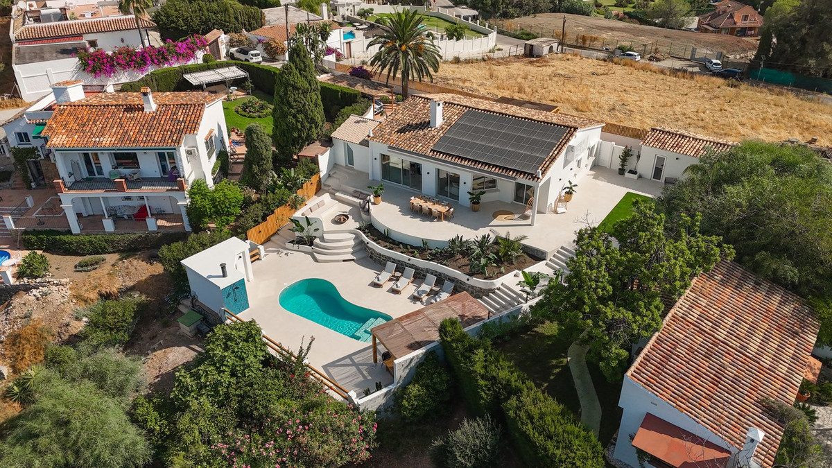 Detached Villa in Marbella, Costa del Sol – 4 beds – 1695000 € - photo 3 of 31