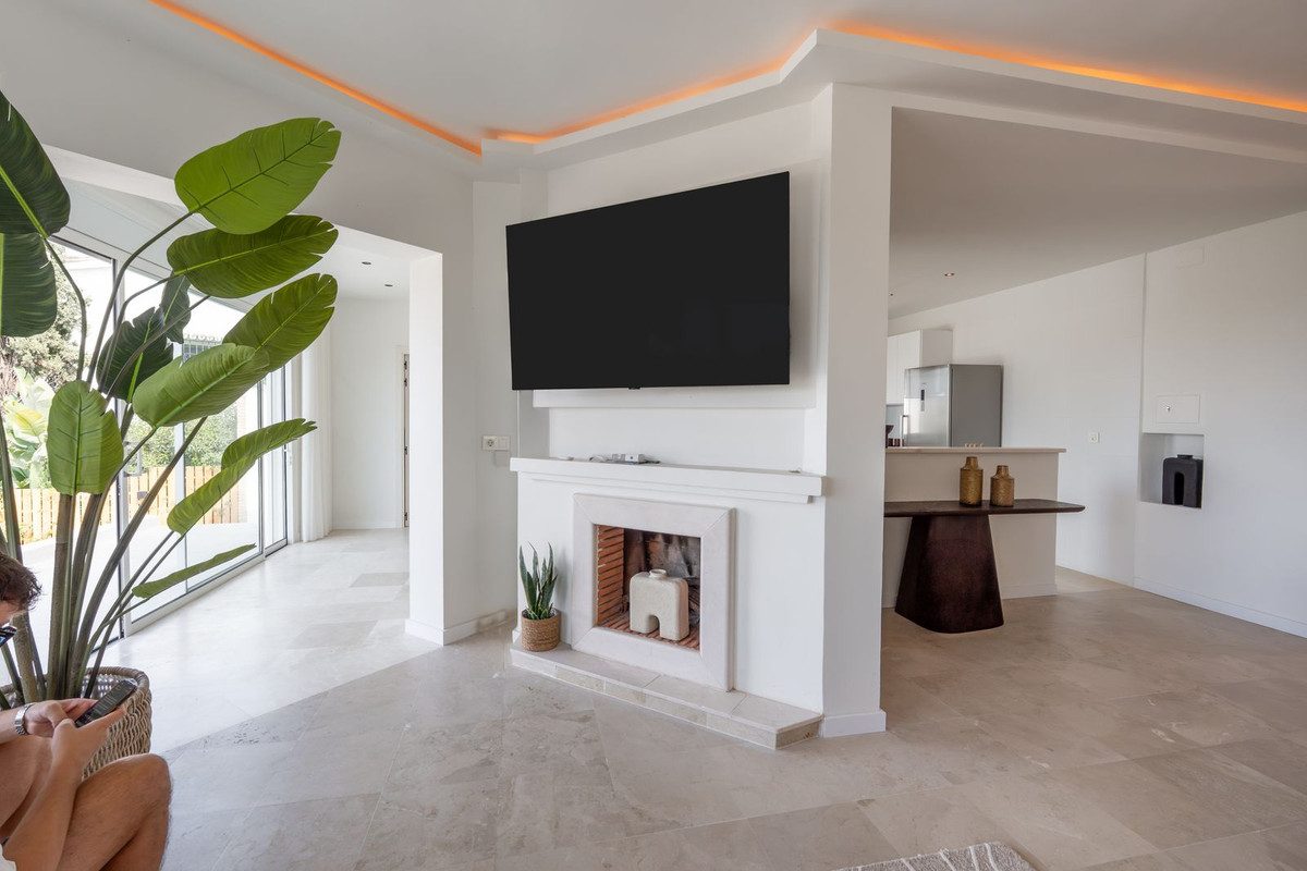 Detached Villa in Marbella, Costa del Sol – 4 beds – 1695000 € - photo 13 of 31