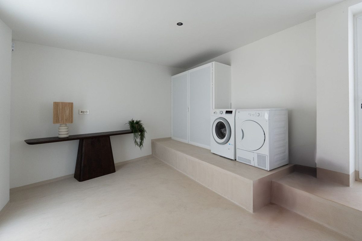 Detached Villa in Marbella, Costa del Sol – 4 beds – 1695000 € - photo 23 of 31