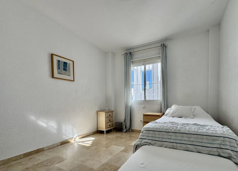 Middle Floor Apartment in Torremolinos, Costa del Sol – 2 beds – 285000 € - photo 11 of 19