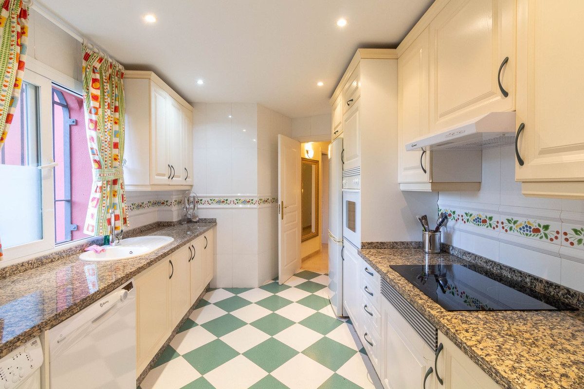 Ground Floor Apartment in Marbella, Costa del Sol – 3 beds – 675000 € - photo 13 of 30