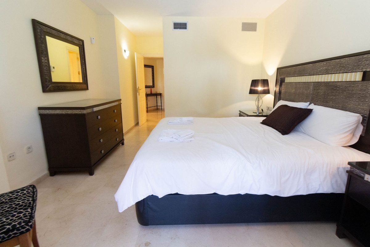 Ground Floor Apartment in Marbella, Costa del Sol – 3 beds – 675000 € - photo 19 of 30