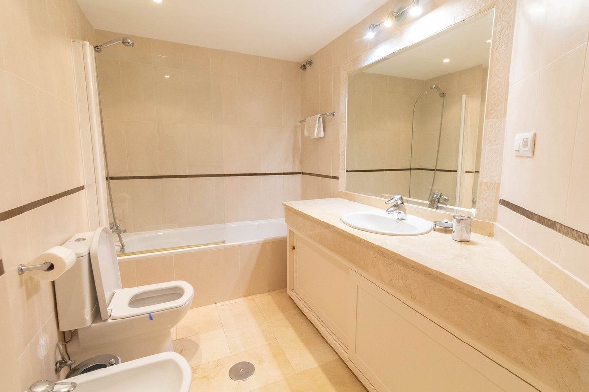 Ground Floor Apartment in Marbella, Costa del Sol – 3 beds – 675000 € - photo 20 of 30