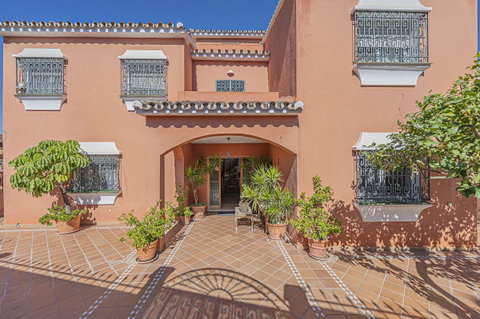 Detached Villa in Marbella, Costa del Sol – 4 beds – 1150000 € - photo 2 of 36