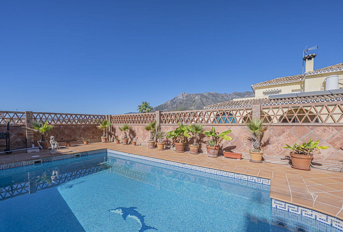 Detached Villa in Marbella, Costa del Sol – 4 beds – 1150000 € - photo 3 of 36