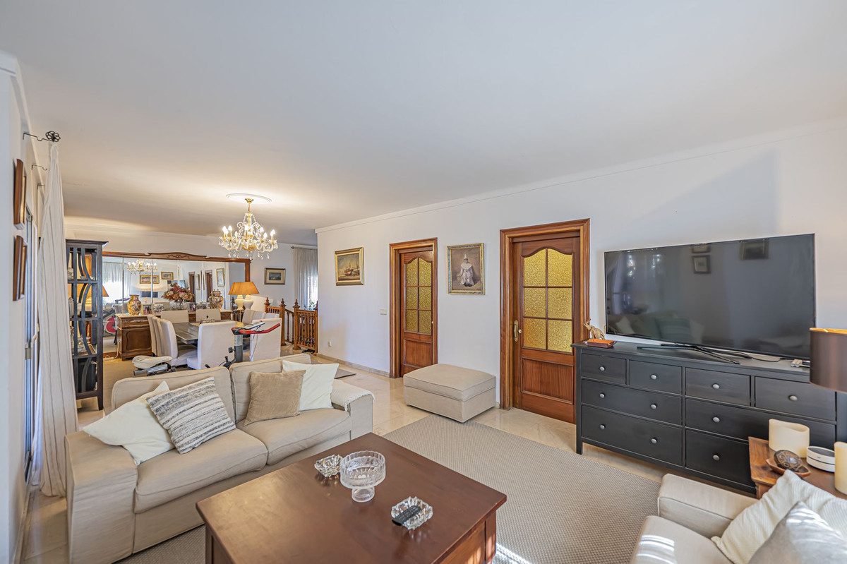 Detached Villa in Marbella, Costa del Sol – 4 beds – 1150000 € - photo 4 of 36