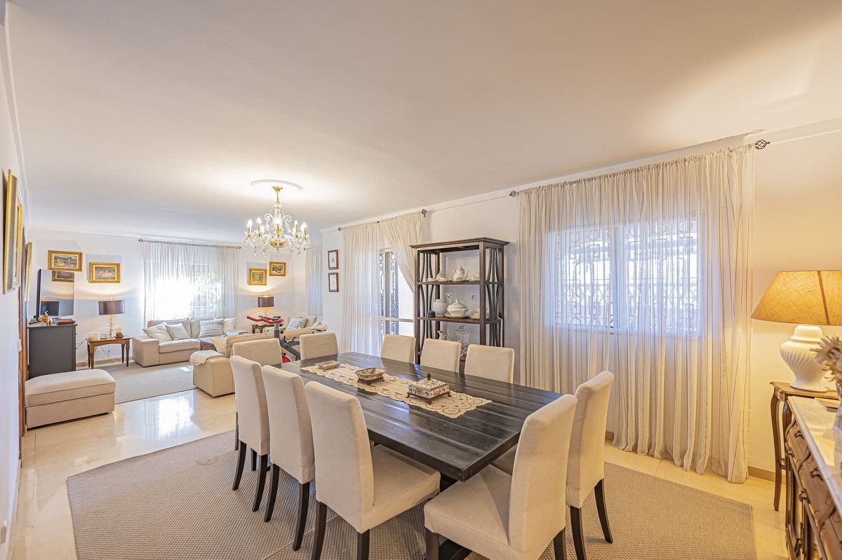 Detached Villa in Marbella, Costa del Sol – 4 beds – 1150000 € - photo 6 of 36