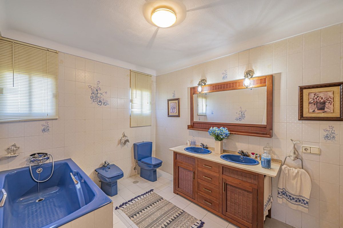 Detached Villa in Marbella, Costa del Sol – 4 beds – 1150000 € - photo 22 of 36