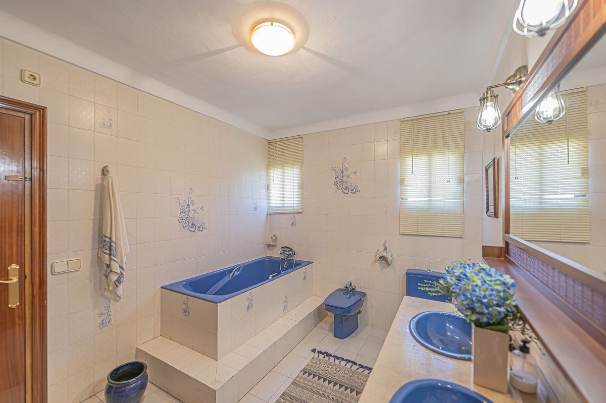 Detached Villa in Marbella, Costa del Sol – 4 beds – 1150000 € - photo 28 of 36