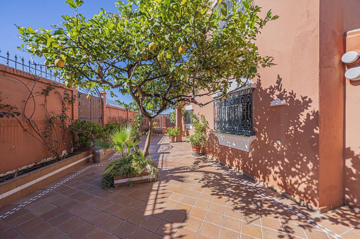 Detached Villa in Marbella, Costa del Sol – 4 beds – 1150000 € - photo 33 of 36