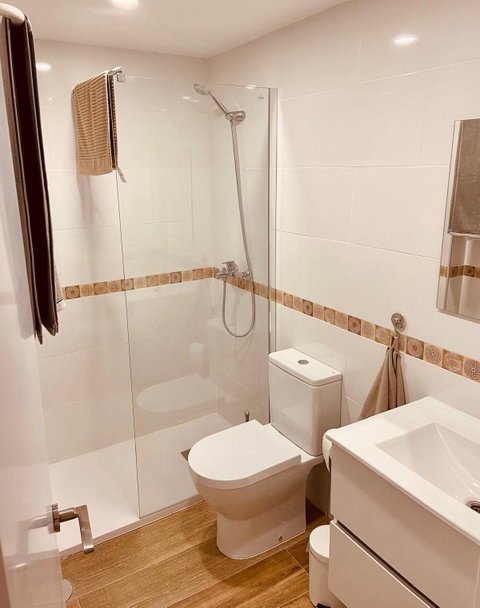 Middle Floor Apartment in Fuengirola, Costa del Sol – 2 beds – 295000 € - photo 12 of 16