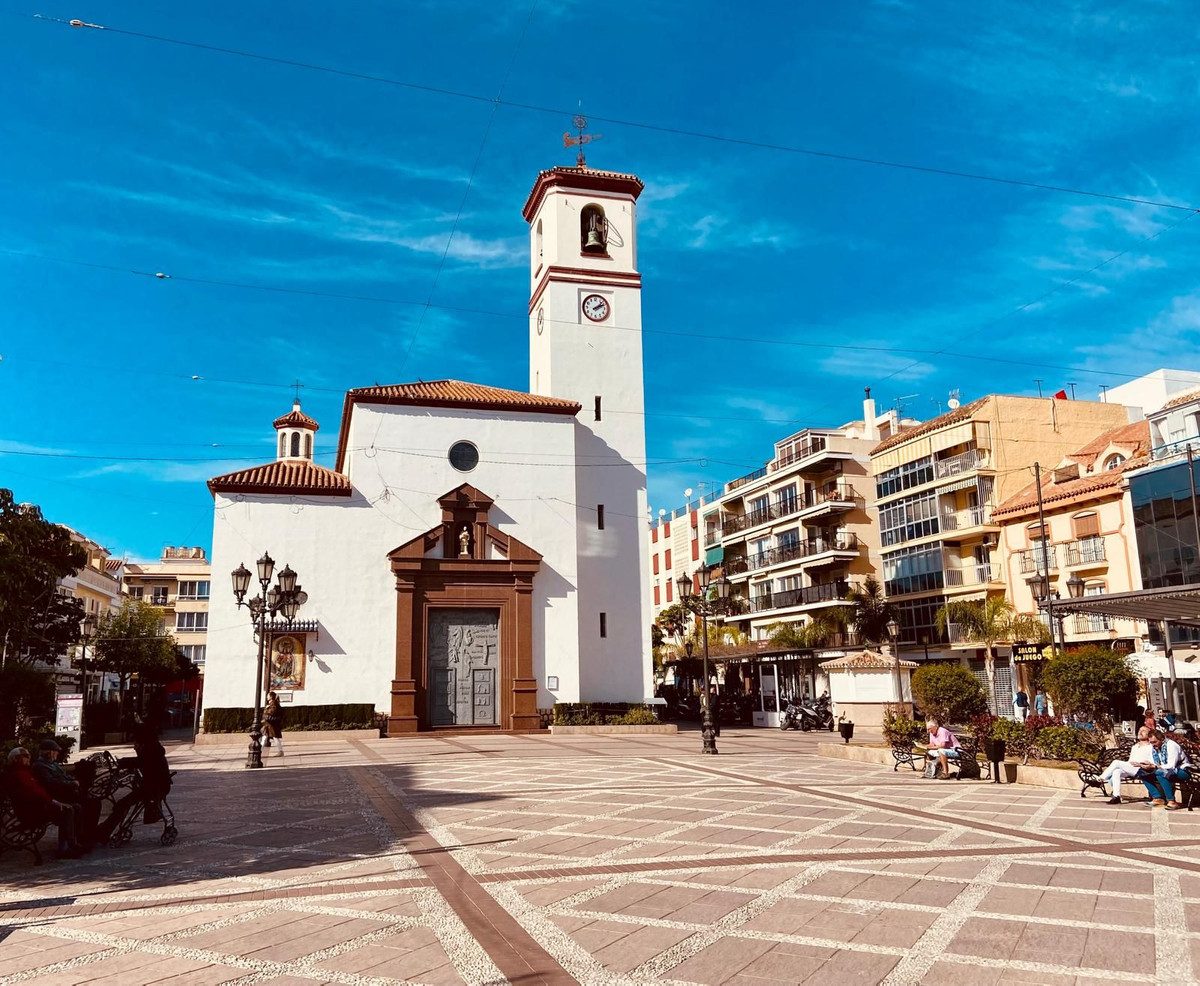 Middle Floor Apartment in Fuengirola, Costa del Sol – 2 beds – 295000 € - photo 14 of 16