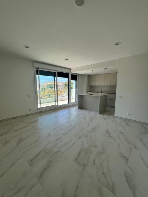 Middle Floor Apartment in Estepona, Costa del Sol – 2 beds – 595000 € - photo 8 of 17