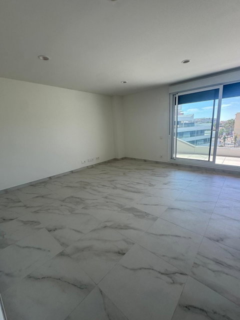 Middle Floor Apartment in Estepona, Costa del Sol – 2 beds – 595000 € - photo 9 of 17