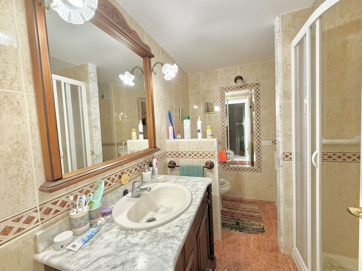 Middle Floor Apartment in Fuengirola, Costa del Sol – 1 beds – 285000 € - photo 8 of 9