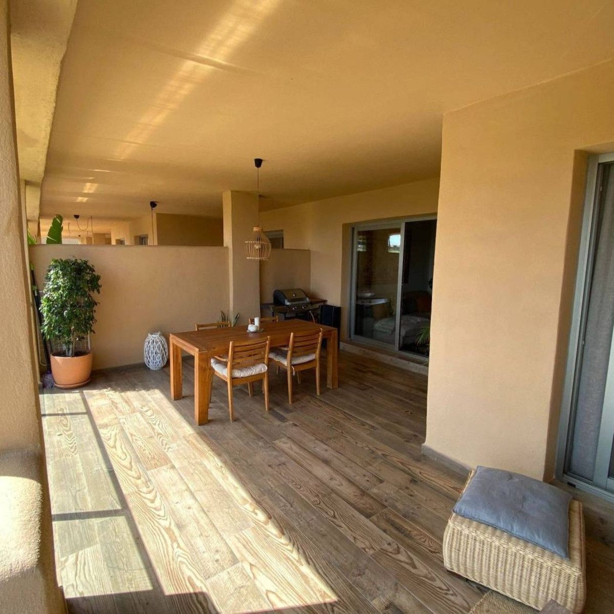Ground Floor Apartment in Estepona, Costa del Sol – 2 beds – 350000 € - photo 4 of 12