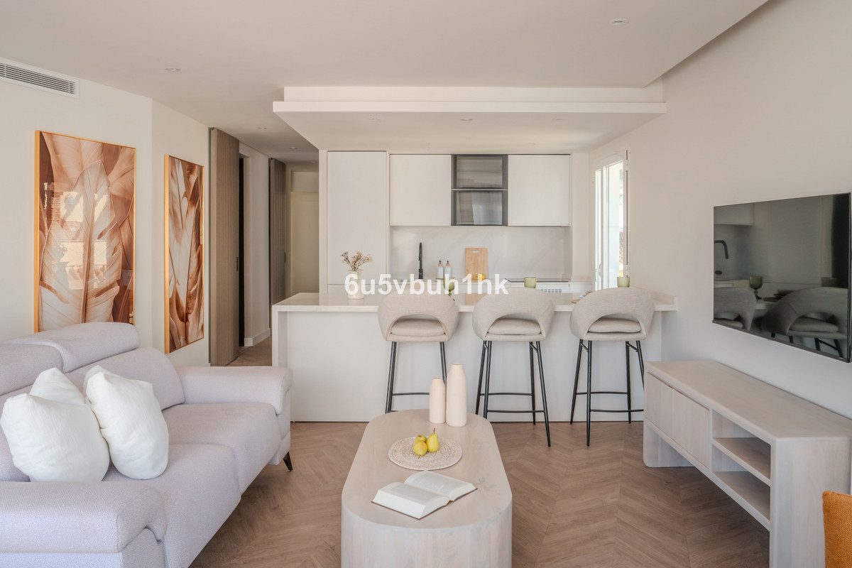 Middle Floor Apartment in Estepona, Costa del Sol – 2 beds – 595000 € - photo 3 of 25