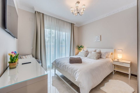 Detached Villa in Torremolinos, Costa del Sol – 6 beds – 2400000 € - photo 9 of 33