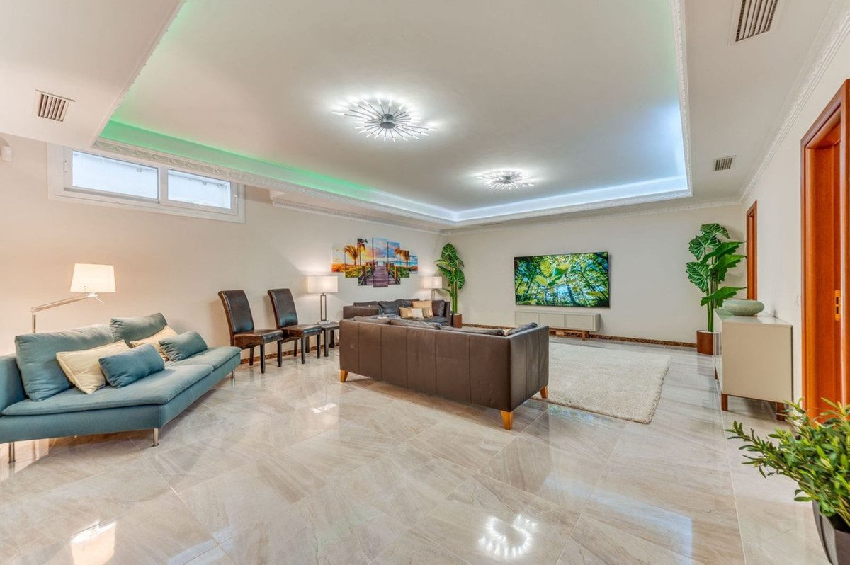 Detached Villa in Torremolinos, Costa del Sol – 6 beds – 2400000 € - photo 20 of 33