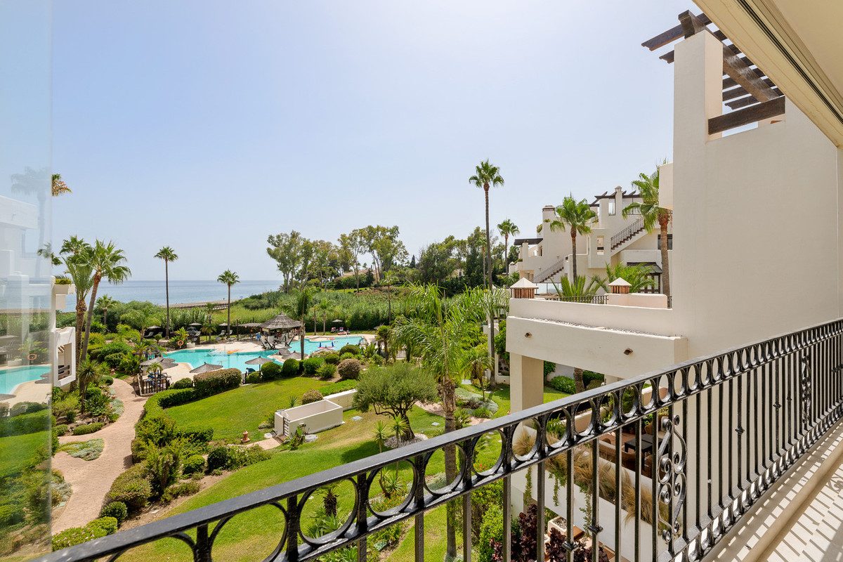Middle Floor Apartment in Estepona, Costa del Sol – 3 beds – 1995000 € - photo 3 of 30