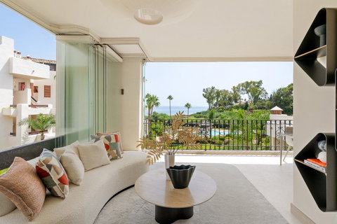 Middle Floor Apartment in Estepona, Costa del Sol – 3 beds – 1995000 € - photo 8 of 30