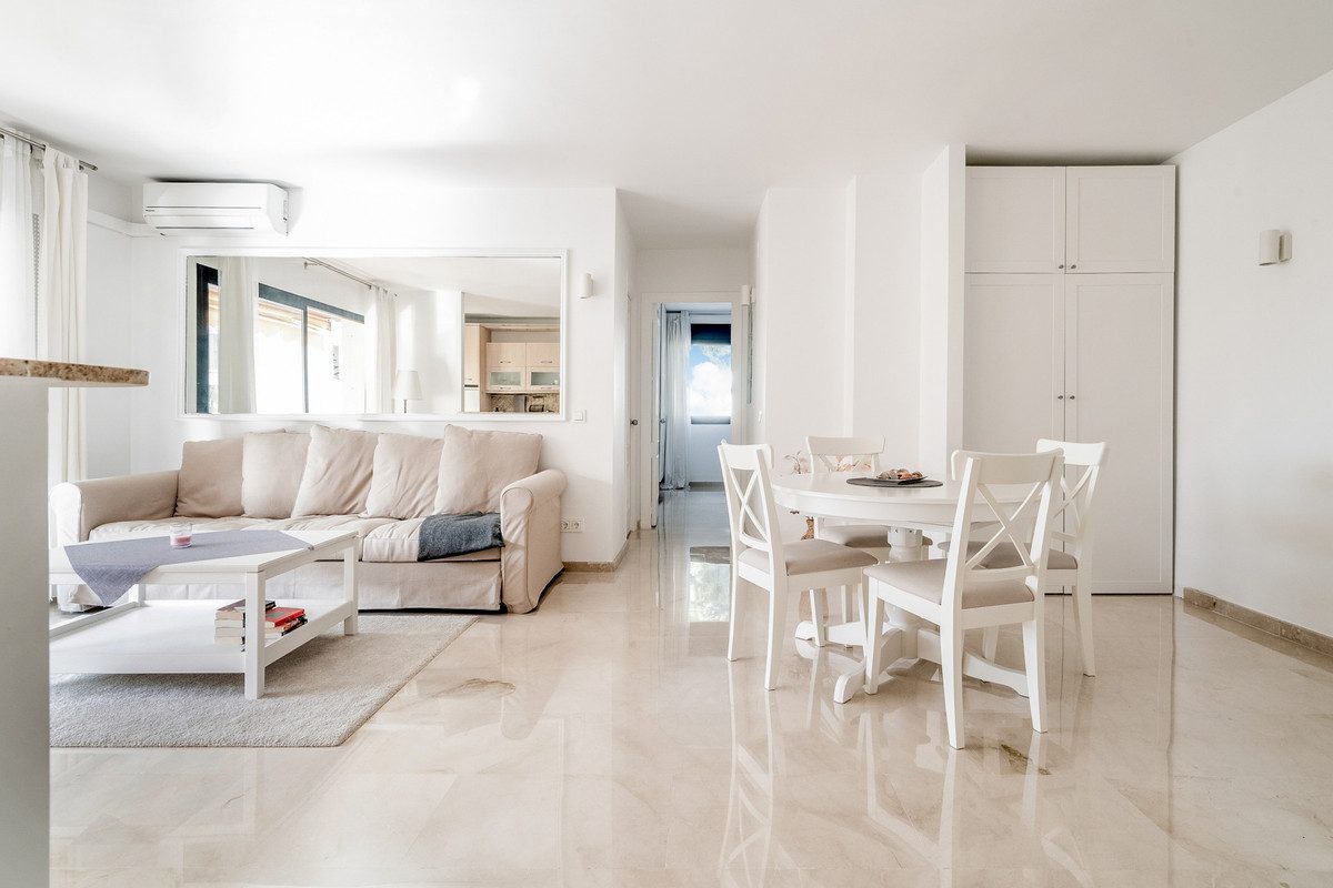 Middle Floor Apartment in Marbella, Costa del Sol – 2 beds – 499000 € - photo 3 of 27