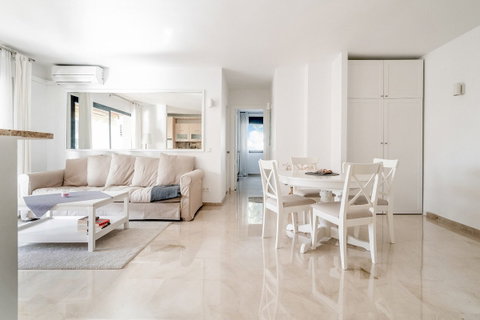 Middle Floor Apartment in Marbella, Costa del Sol – 2 beds – 499000 € - photo 3 of 27
