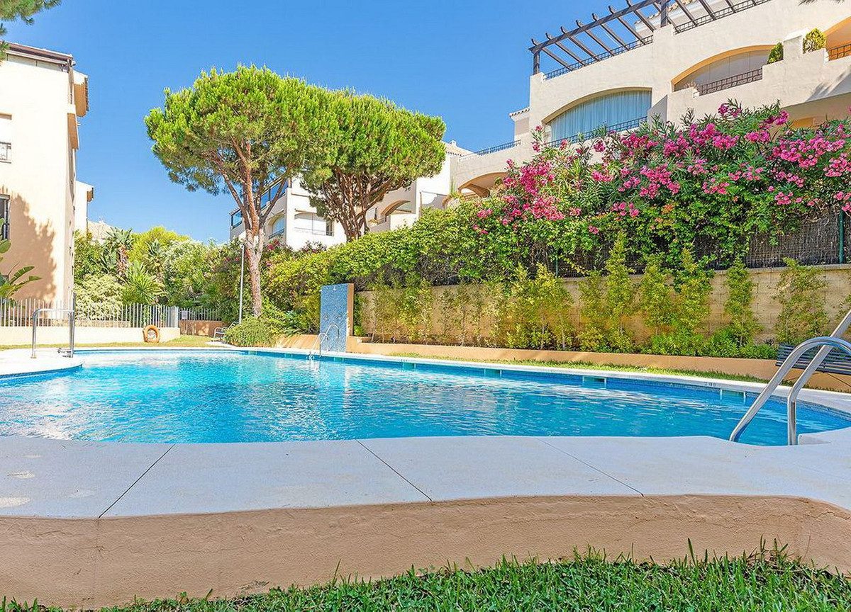 Middle Floor Apartment in Marbella, Costa del Sol – 2 beds – 420000 € - photo 2 of 17
