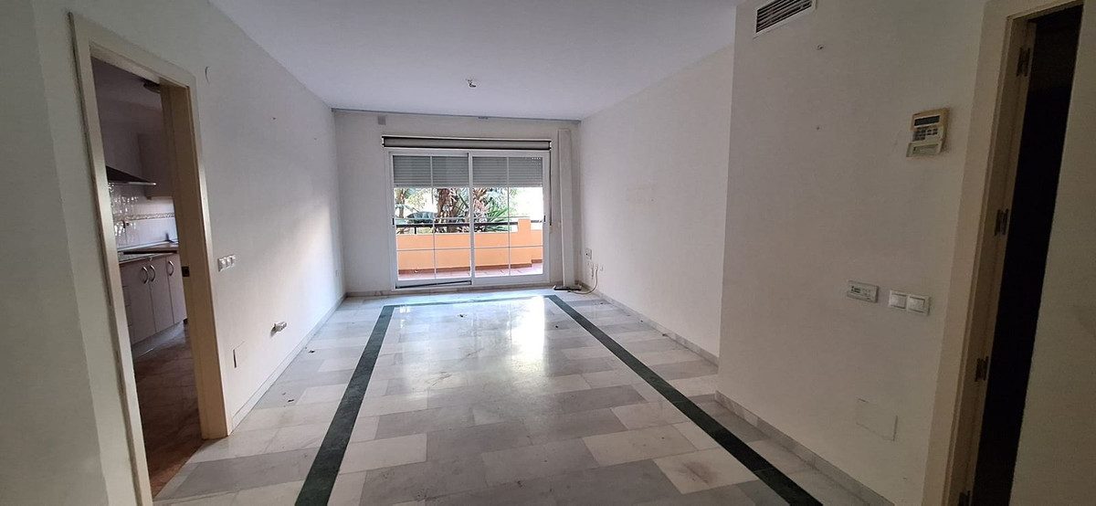 Middle Floor Apartment in Marbella, Costa del Sol – 2 beds – 420000 € - photo 4 of 17